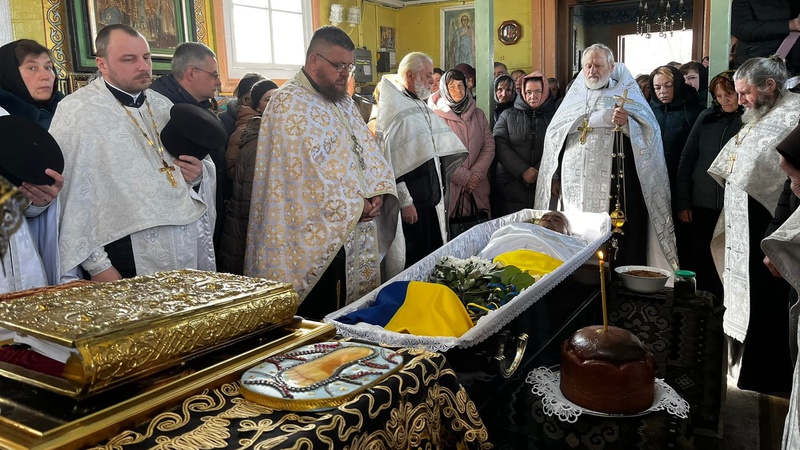Горе єднає духовенство: на Волині загиблого Героя хоронили священники ПЦУ та УПЦ