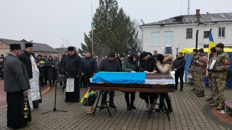 «Не стримували сліз навіть вояки»: волиняни провели в останню дорогу Героя Сергія Шершня