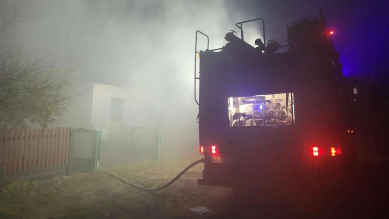 За ніч волинські рятувальники ліквідували 2 загоряння в дерев’яних будинках