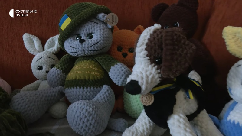 Пси Патрони, літак Мрія та ляльки ЗСУ: майстриня з Волині в’яже патріотичні іграшки
