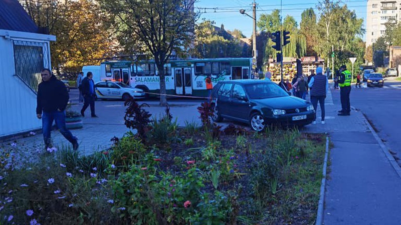 ДТП на зупинці у Луцьку могла спричинити водійка, яка «підрізала» інше авто. ПОДРОБИЦІ