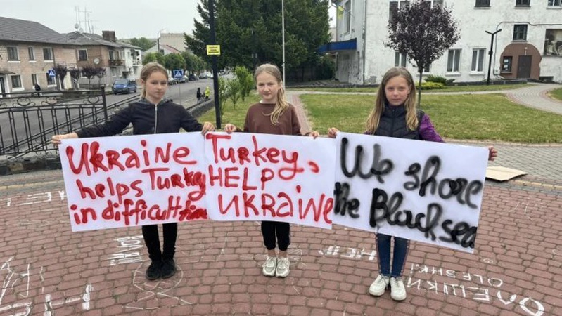 Юні волиняни просять Туреччину врятувати людей на окупованій частині Херсонщини