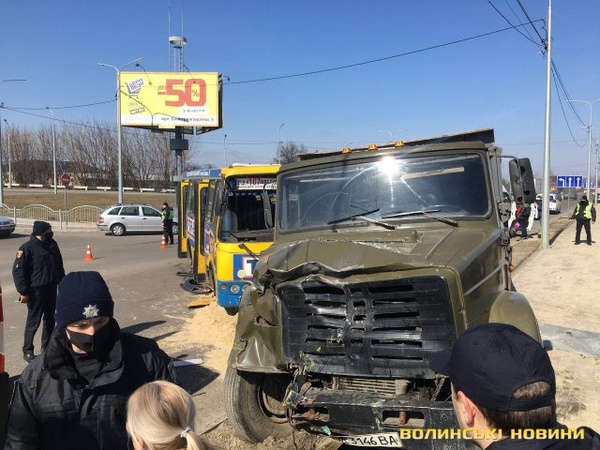 Семеро людей забрала «швидка»: відео ДТП на Ківерцівській у Луцьку