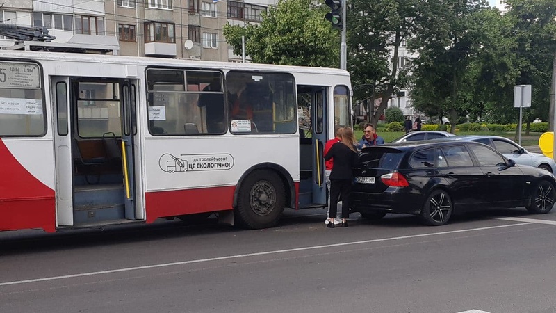 У Луцьку тролейбус в’їхав у легковик. ФОТО