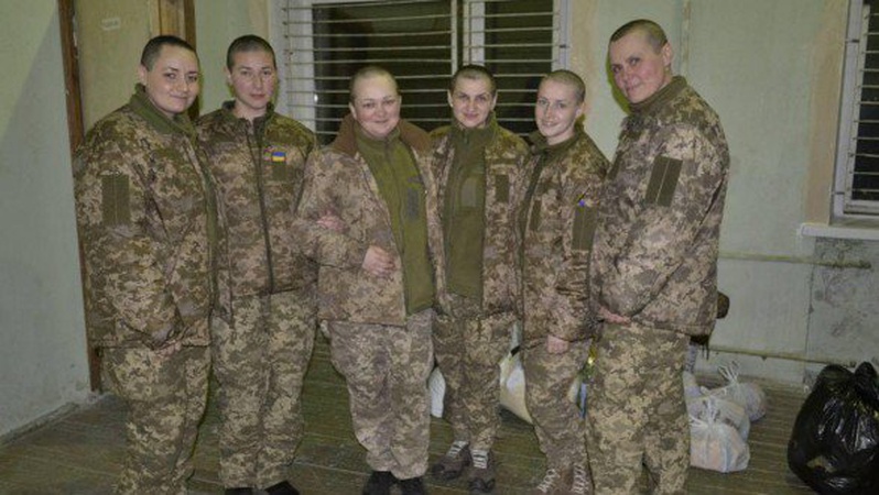 Роздягали догола, змушували присідати та обрізали волосся: як окупанти катували українських жінок-військових