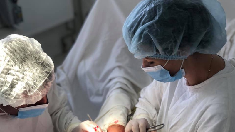 Кривавий удар у грушу: волинські лікарі успішно прооперували 18-річного хлопця