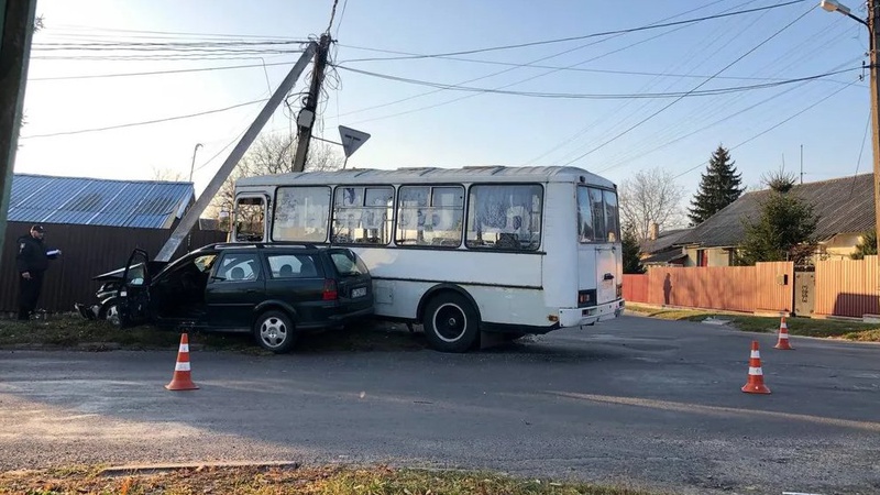 У Нововолинську в пасажирський автобус в’їхав легковик: є постраждалі