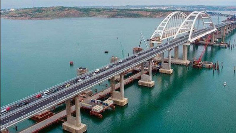 Реакція на вибухи: на Кримському мосту зафіксували рекордний трафік