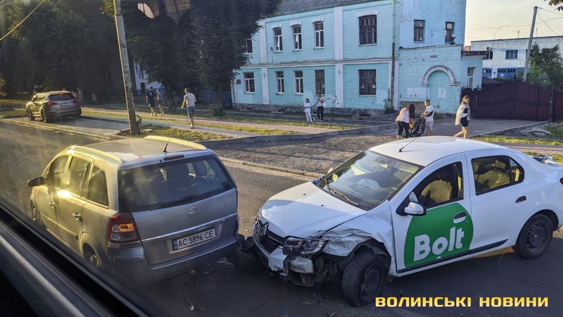 У Луцьку сталась аварія за участю автомобіля таксі