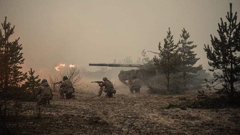 Українські воїни знищили за добу 720 окупантів, катер, 5 танків, 8 бронемашин