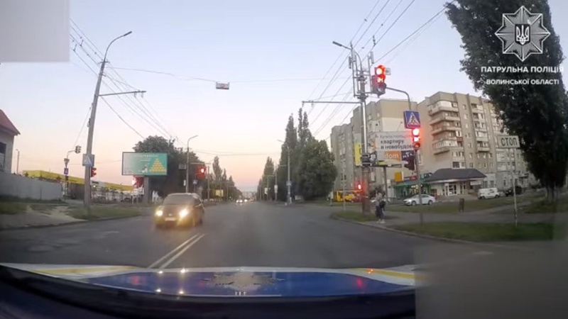 У Луцьку зловили водія, який проїхав на червоний сигнал світлофору. ВІДЕО