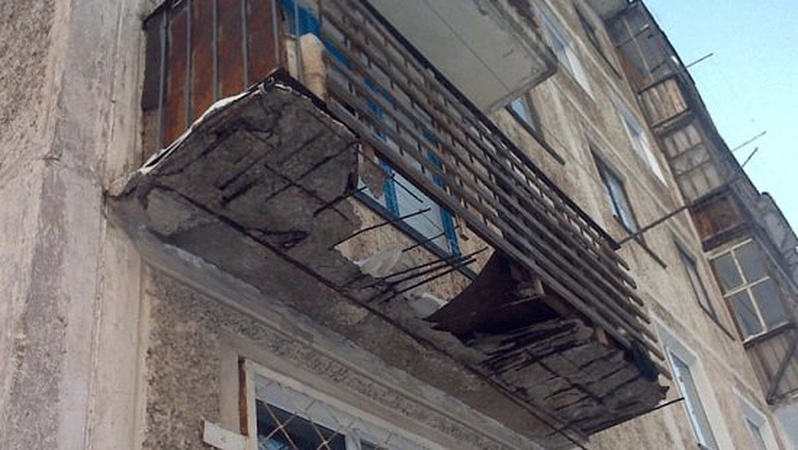 У Луцьку на перехожих падають шматки балконної плити