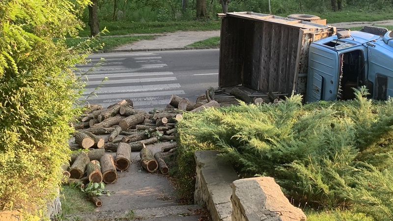 ДТП у Луцьку: перекинулась вантажівка з дерев’яними колодами