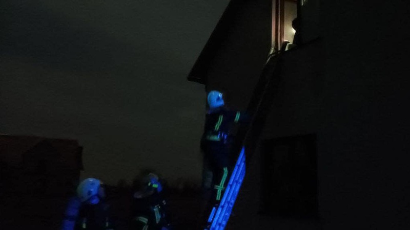 У селі біля Луцька пожежники врятували від вогню подружжя і їхнього 9-річного сина. ФОТО