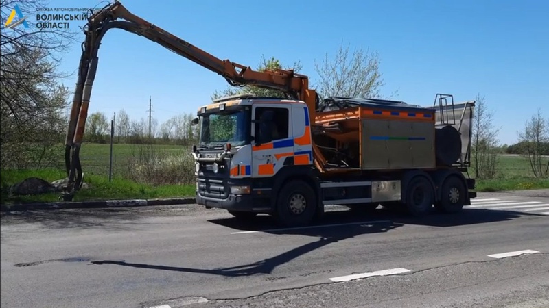 Дорожники проводять ямковий ремонт автотраси Луцьк – Рівне