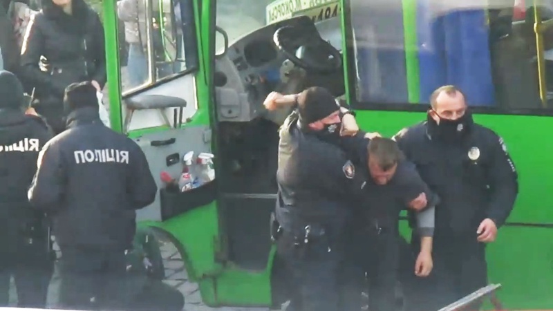 «Скрутили» і посадили у поліцейське авто: у Луцьку патрульні затримали водія маршрутки