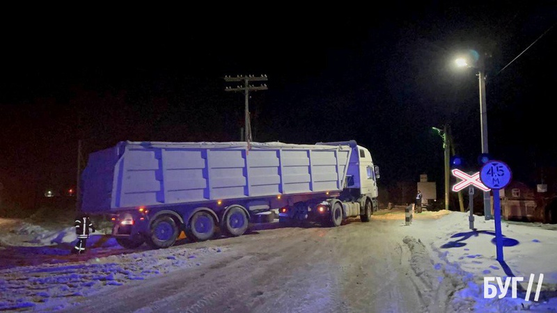 Поблизу Володимира на слизькій дорозі занесло вантажівку