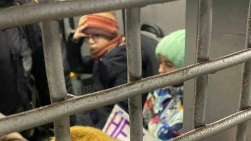 У Москві поліція затримала дітей, які вийшли з плакатами «Ні війні!». ФОТО