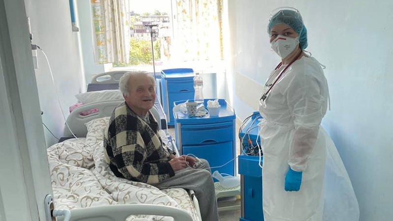 У Луцьку лікарі 40 хвилин заспокоювали хворого на COVID-19, який рвався додому