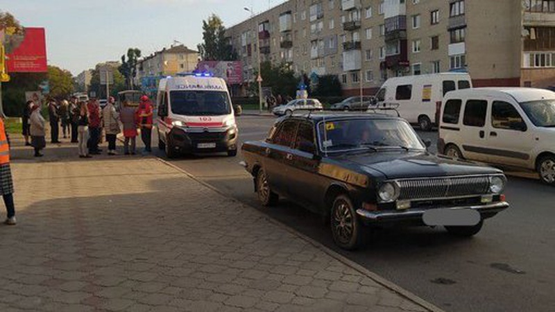 У Володимирі біля школи легковик збив жінку. ФОТО. ВІДЕО