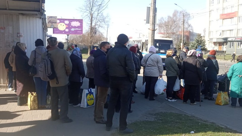 Люди чекають по 3 години: у Луцьку – довжелезна черга на автобус до Гаразджі