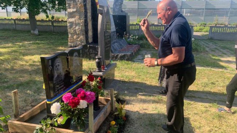 Рідні Героя з Волині встановили меморіальну дошку недалеко від місця його загибелі. ФОТО
