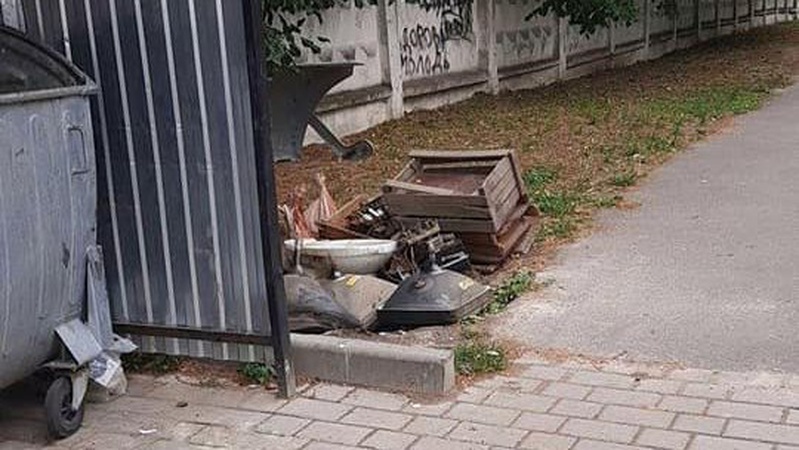 У Луцьку біля сміттєвих контейнерів двох чоловіків спіймали «на гарячому»