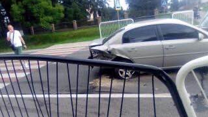 П’яний водій в Устилузі «підрізав» два легковики і протаранив паркан