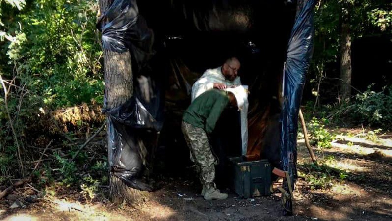 Волинські воїни показали, як відбувається таїнство сповіді на передовій