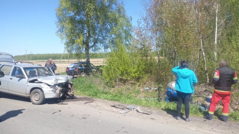 На Волині автомобіль зіткнувся з трактором: 53-річного водія госпіталізували. ФОТО