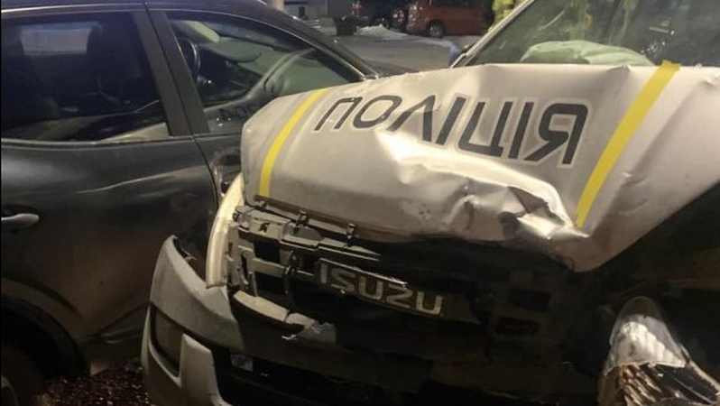 У Луцьку в центрі міста патрульні на швидкості в’їхали у припарковане Renault