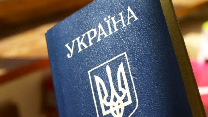 Українцям до 1 серпня потрібно встигнути вклеїти фотографію у паспорт-книжечку