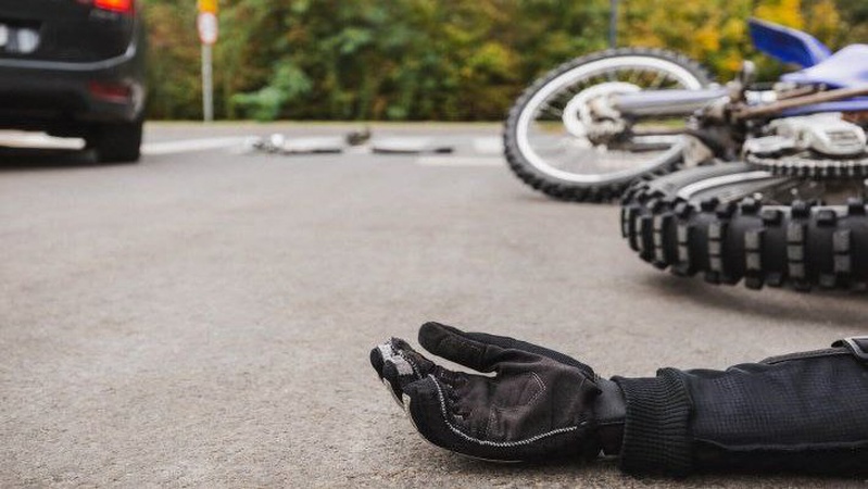 На Волині 26-річний мотоцикліст не впорався з керуванням і впав: його шпиталізували в лікарню