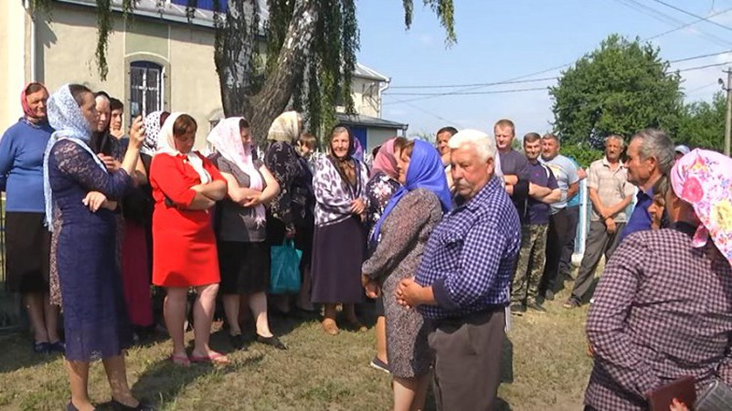 На Маневиччині віряни «московського патріархату» чатують біля храму