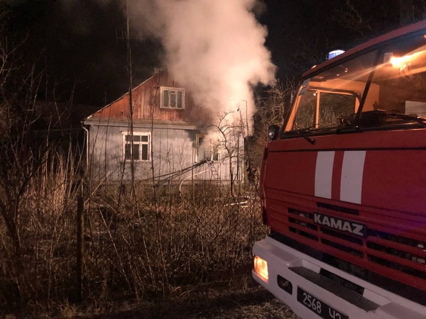 У Володимирі пожежники рятували будинок пенсіонерки