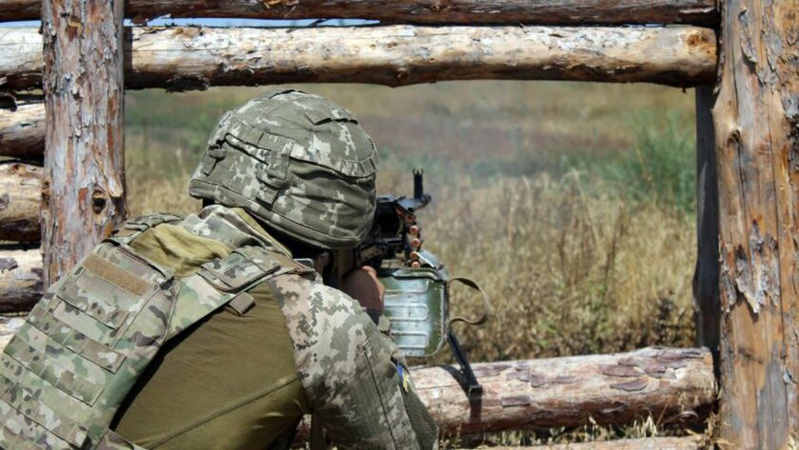 Внаслідок ворожих обстрілів на Донбасі поранили двох військових