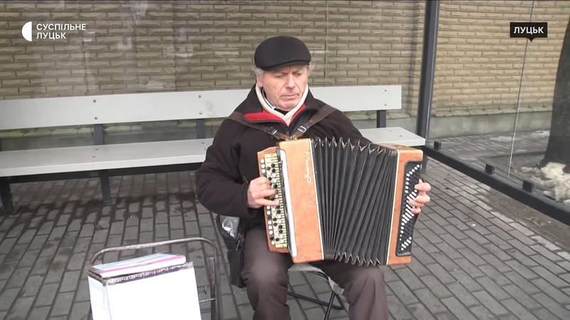 У Луцьку музикант-волонтер співає власні пісні та збирає гроші на ЗСУ