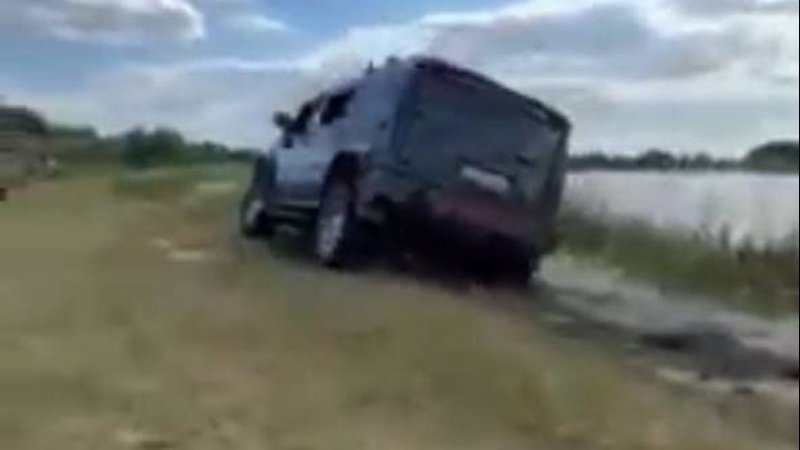 Водія позашляховика Hummer оштрафували за їзду берегом Світязя