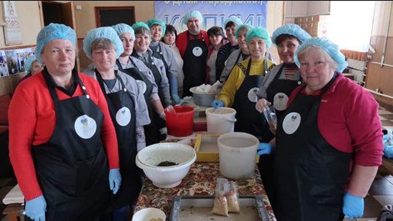 Наполегливо працюють на Перемогу: невтомні волинянки готують супи та борщі для воїнів ЗСУ
