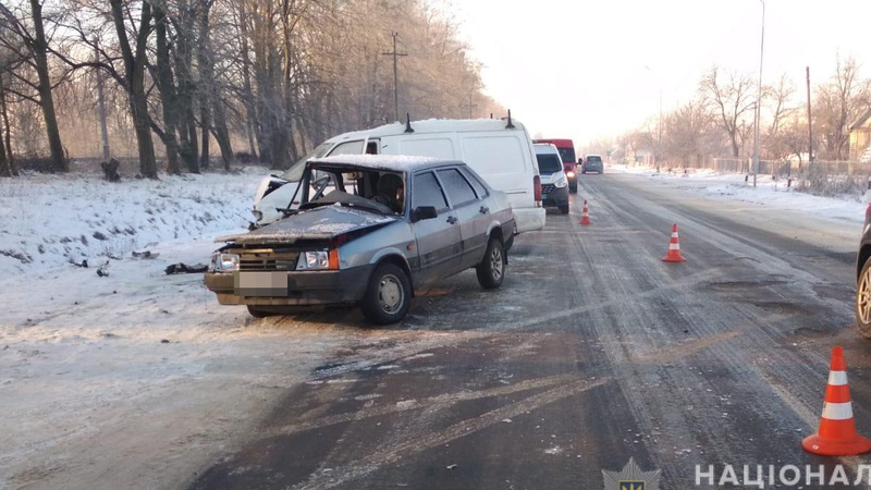 На слизькій дорозі біля Луцька не розминулись легковики: є постраждалі