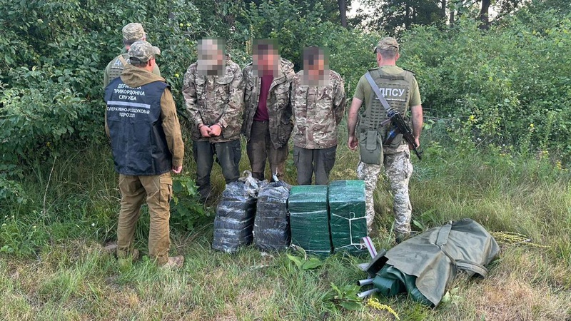 Волиняни намагалися гумовим човном переправити до Польщі 2 тисячі пачок сигарет