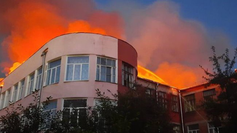 Росіяни випустили по училищу в Харкові три ракети: спалахнула велика пожежа