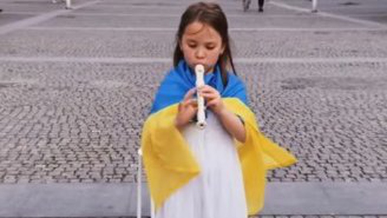 6-річна Соломія з Дніпра грає на сопілці «Стефанію», щоб зібрати кошти для ЗСУ