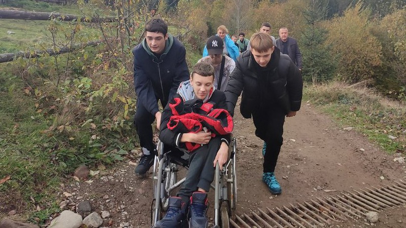 Діти з Волині на спинах винесли свого однокласника та друга на вершину гори в Карпатах