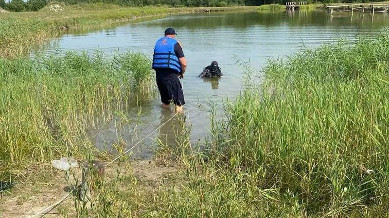 На Волині рятувальники підняли тіло з дна ставка