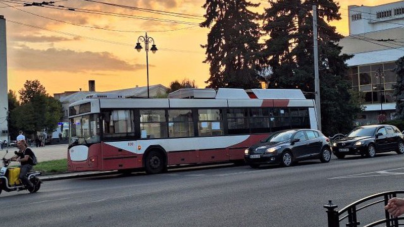 У Луцьку сталась аварія за участі двох автівок та тролейбуса