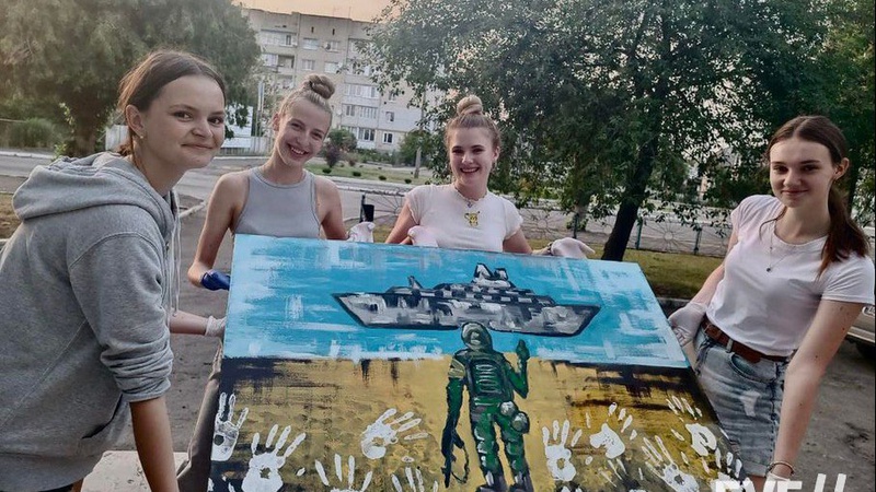 Волинські випускниці намалювали та розіграли у лотереї картину з «рускім кораблем», аби допомогти ЗСУ