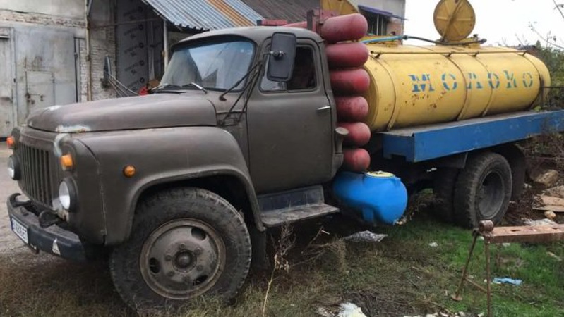 На Миколаївщині російські загарбники підвозять на позиції пальне молоковозами