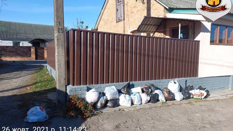 У Луцьку муніципали показали фото «сміттєвих зозуль», які підкидають відходи під паркани