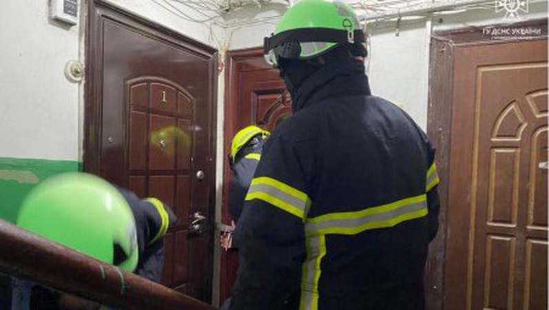 У Луцьку рятувальники визволили з зачиненої квартири пенсіонерку з інсультом